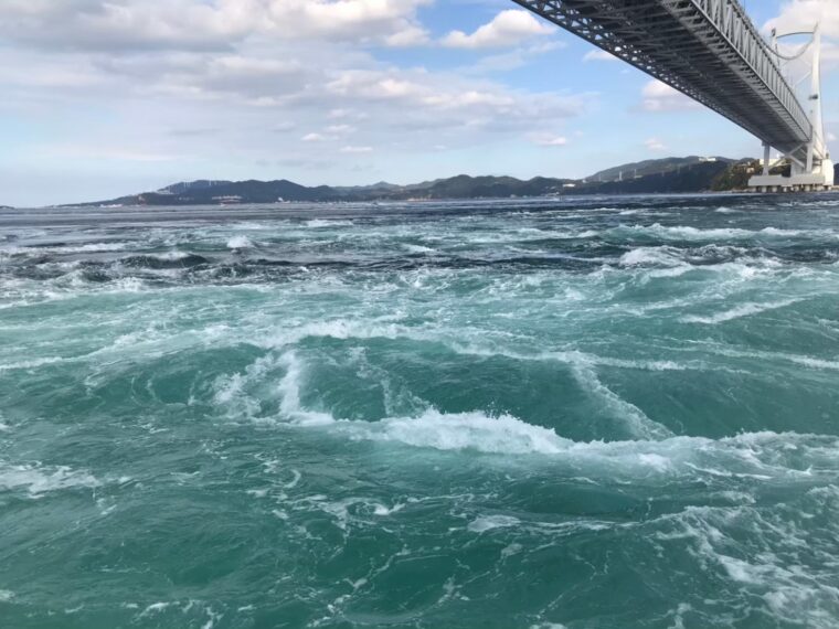 渦潮の原理とは？なぜ鳴門海峡に巨大な渦潮ができるのかをわかりやすく